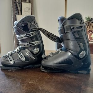 Youth ski boots with strap